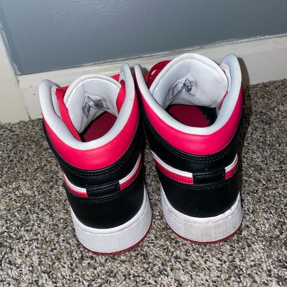 BIG KIDS' AIR JORDAN RETRO 1 MID CASUAL SHOES

White/Gym Red/Black - Picture 5 of 6